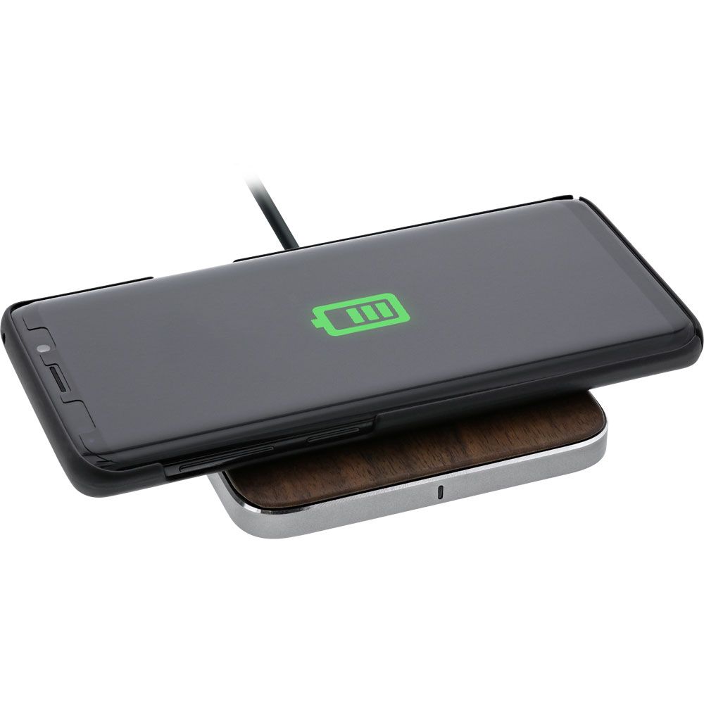 InLine® Qi woodcharge – Wireless Fast Charger in Verwendung