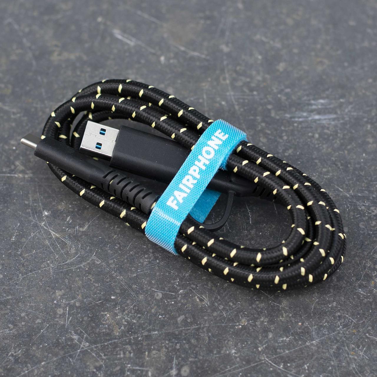 langlebiges USB-A zu USB-C Kabel mit Adapter aufgerollt mit praktischem Klettverschluss