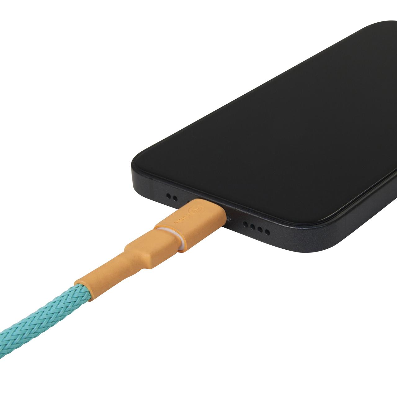 Micro USB-Kabel mit angestecktem Lightning-Adapter steckt im iPhone